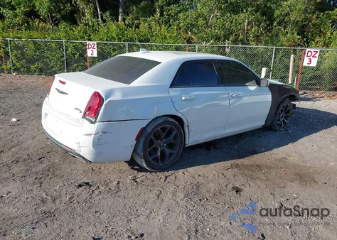2021 Chrysler 300 300S z USA, uszkodzony, nr VIN 2C3CCABG0MH537039